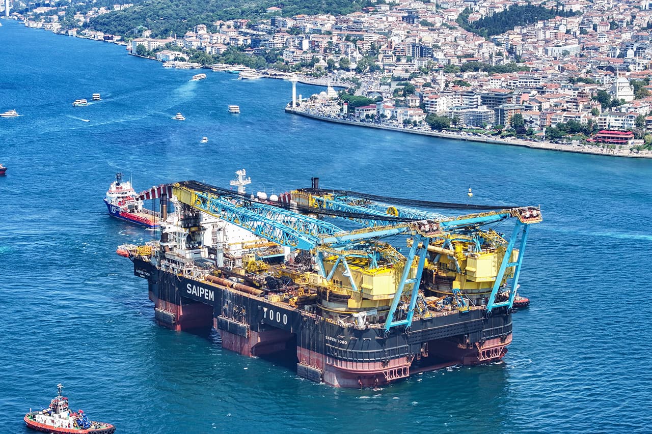 Dünyanın üçüncü dev vinç gemisi İstanbul Boğazı'ndan geçti: 135 metrelik kulelerini yatırarak köprülerin altından süzüldü