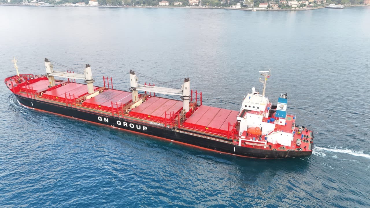 Ukrayna açıklarında saldırıya uğrayan gemi, hasarlı halde İstanbul Boğazı'ndan geçti