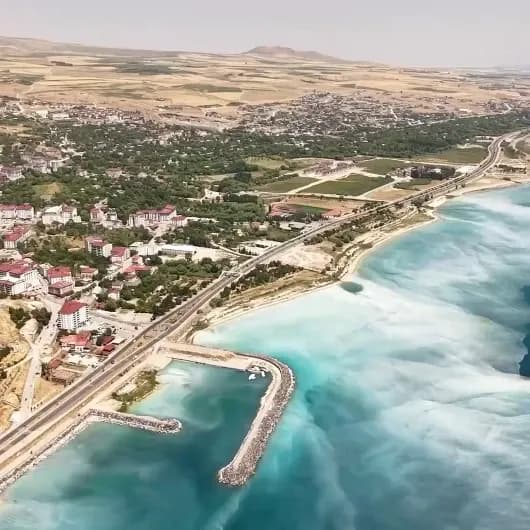 Van Gölü'nün büyüleyici turkuaz tonu sporcuları kendine çekiyor