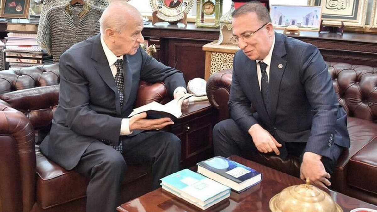 MHP'de kriz iddiası: İzzet Ulvi Yönter 'imza' yerine 'mesaj' ile sahneye çıktı
