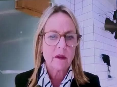 Yeni Zelanda'da banyodan toplantıya katılan meclis üyesi: Çamaşırlarımı da beni de görebilirsiniz
