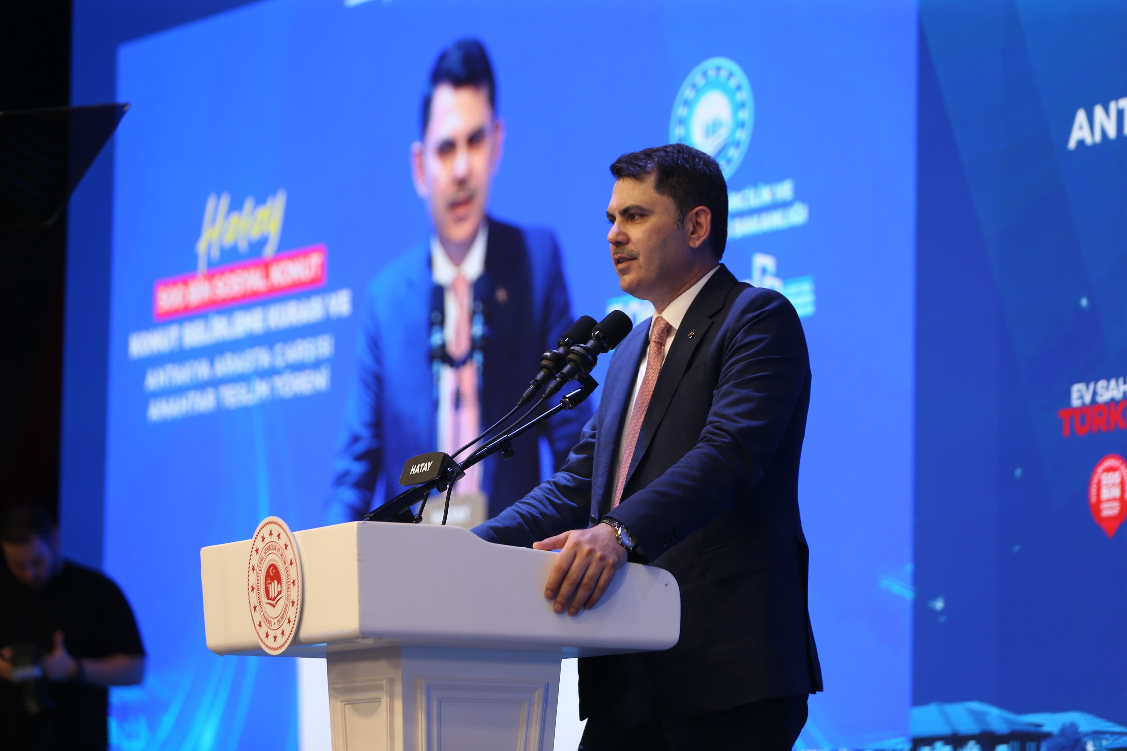 Bakan Kurum'dan Hatay'da sert mesaj: 'Bu işler ahbap çavuş ilişkisiyle yürümez'