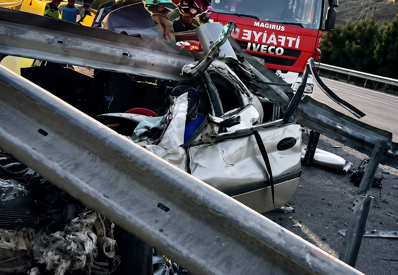 Otomobilin takla atıp bariyerlere çarptığı kazada 1 kişi hayatını kaybetti, 1 kişi ağır yaralandı