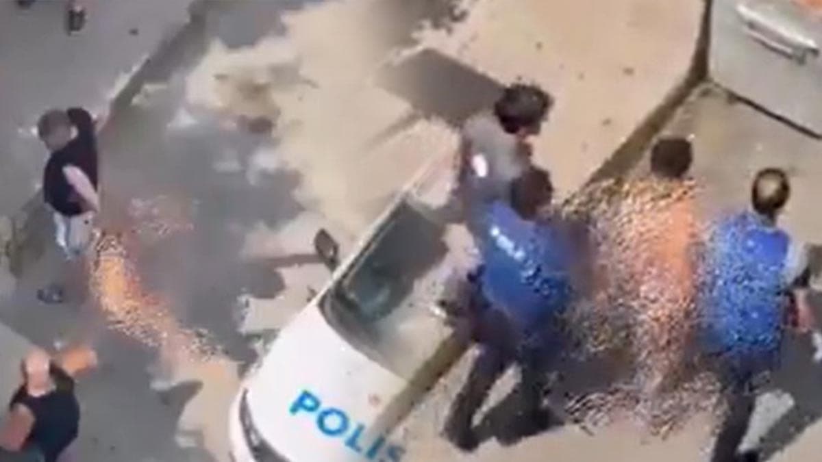 Çıplak şahıs polise zorluk yaşattı: Polis aracını tekmeleyip kaçmaya çalıştı