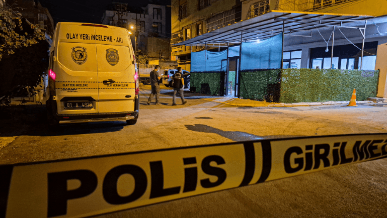 Adana'da Gece Yarısı Silahlı Saldırı: Kapüşonlu Saldırgan Kahvehaneyi Taradı
