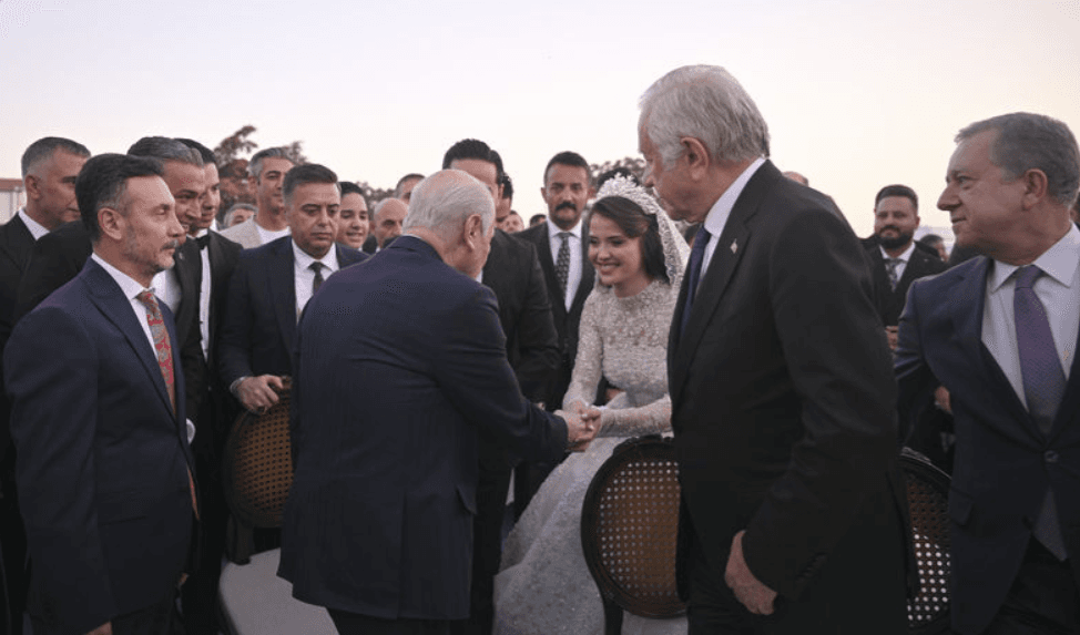 MHP Genel Başkanı Bahçeli, 20 bin kişilik dev düğünde nikah şahidi olarak saf tuttu
