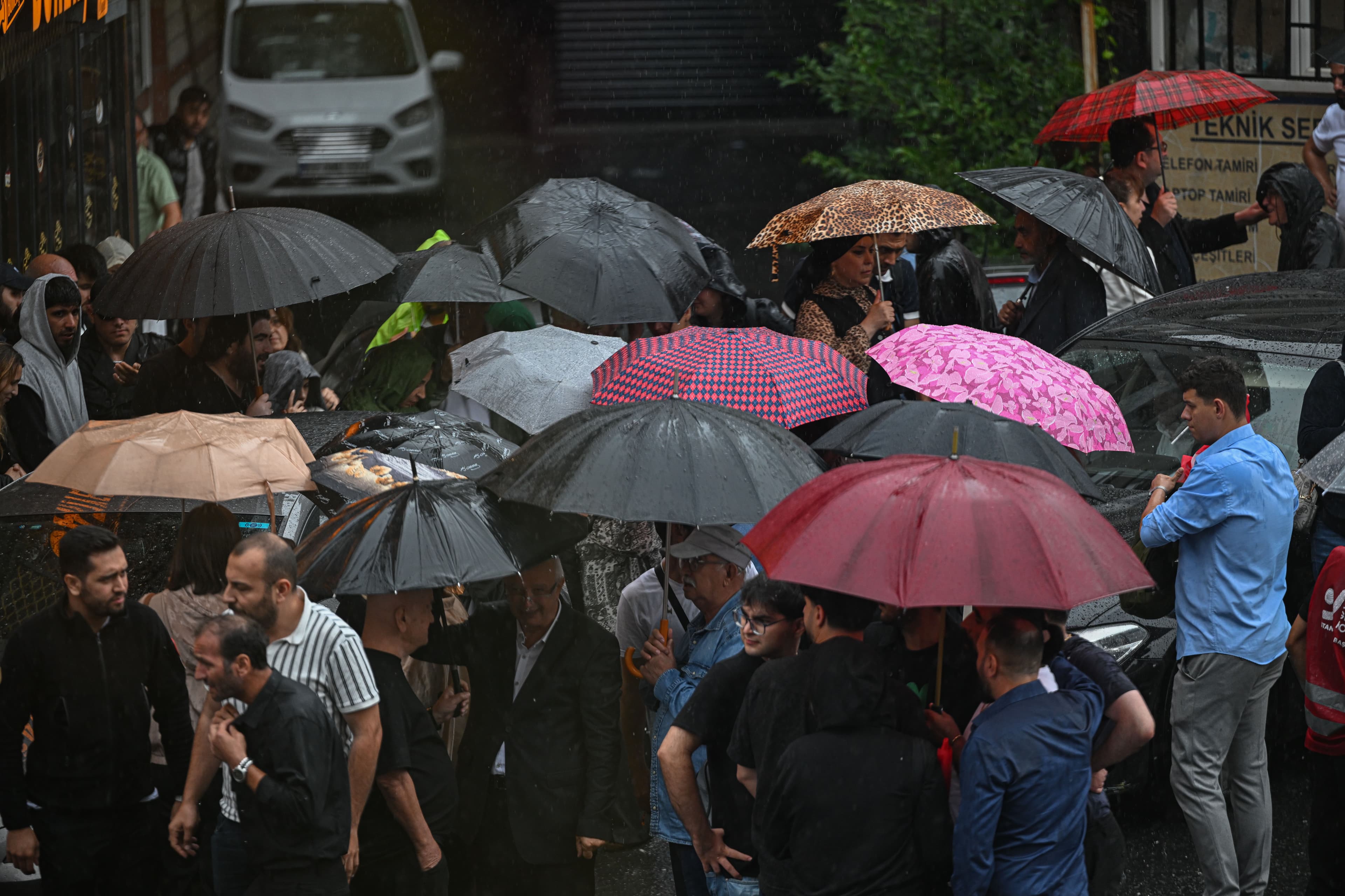 İstanbul'a Pazar Günü Sağanak Sürprizi: Bunaltıcı Sıcaklara Bir Günlük Mola