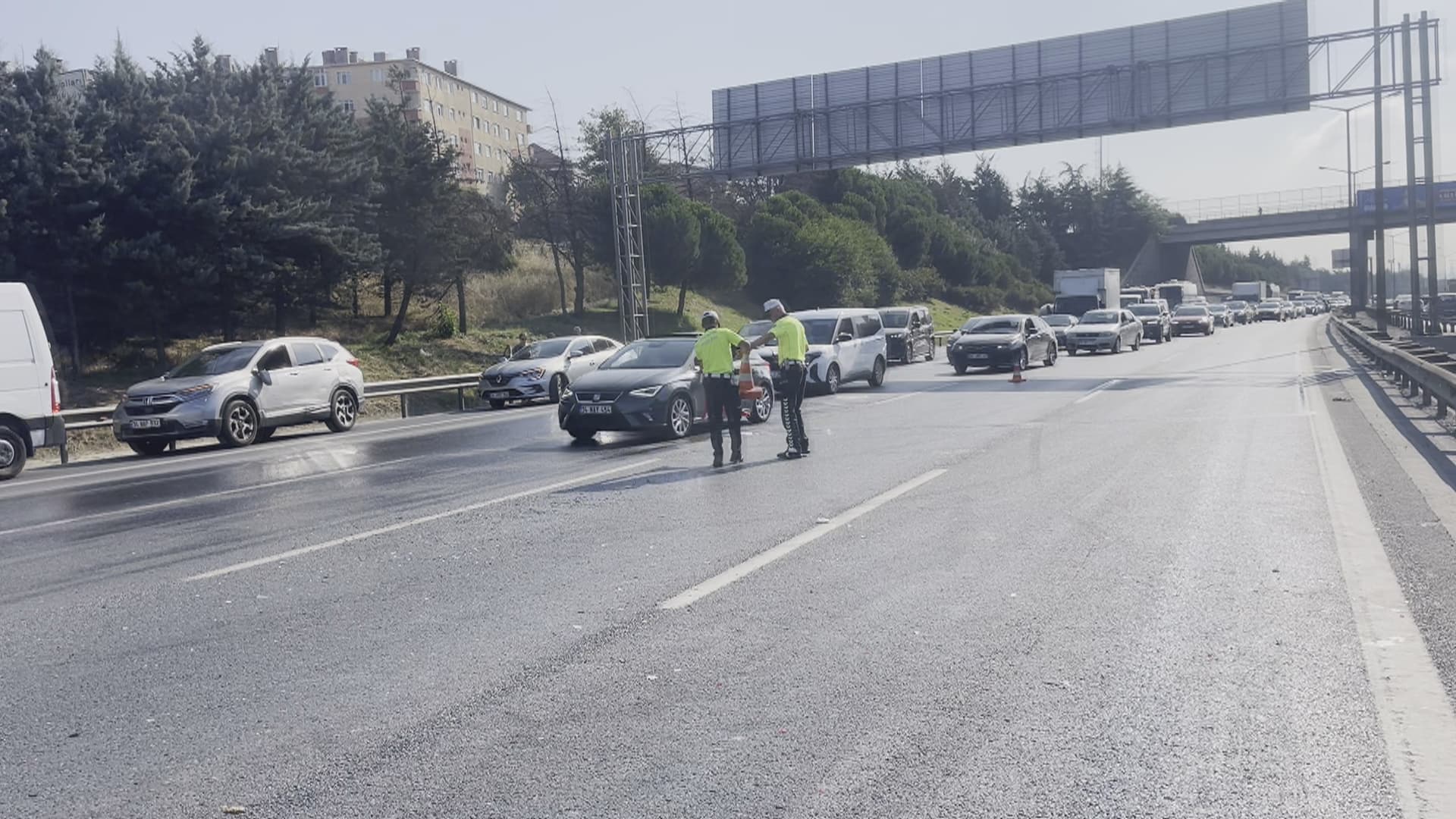 İstanbul TEM Otoyolu'nda zincirleme kaza: 10 araç birbirine girdi, trafik felç oldu