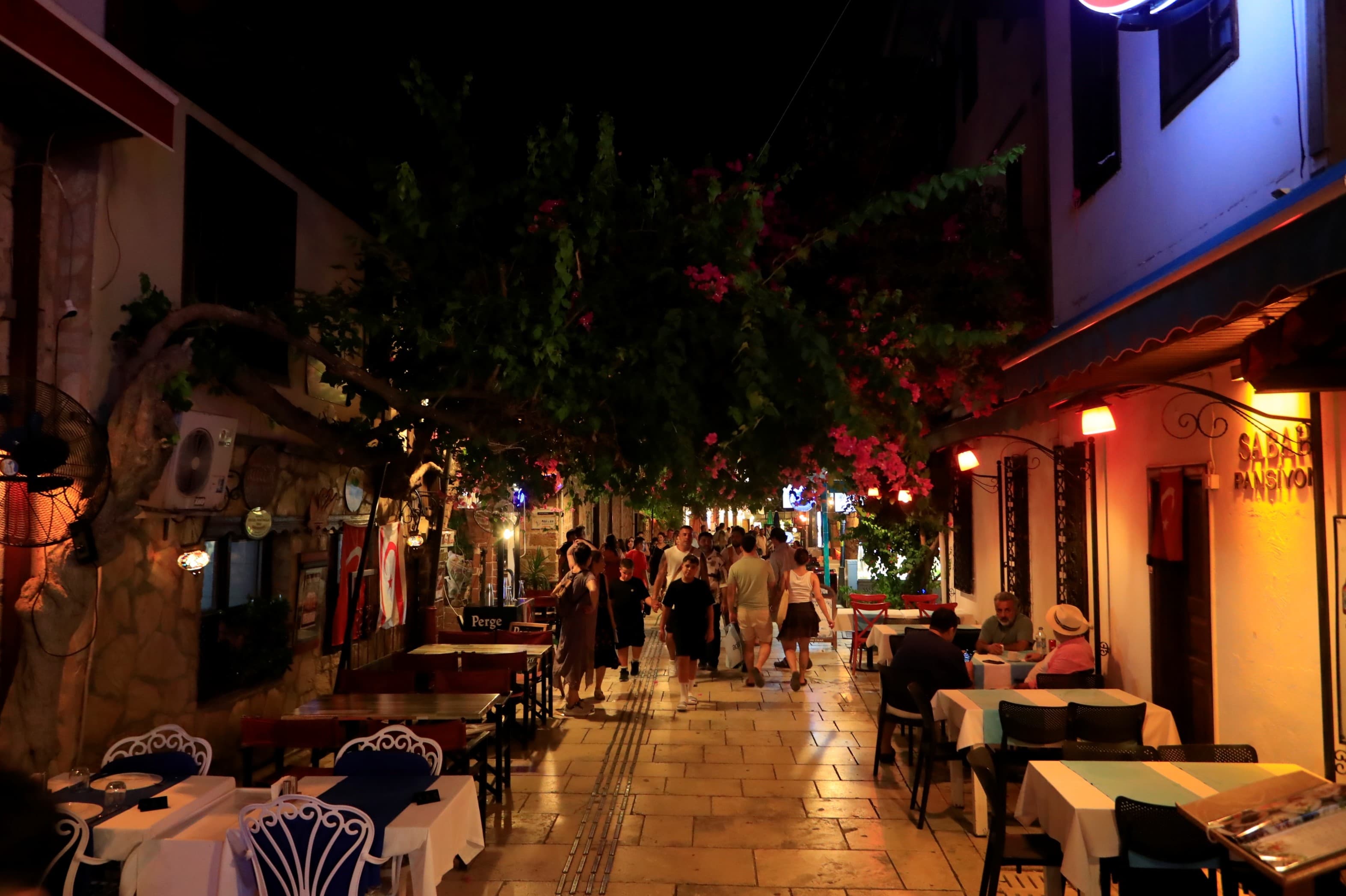 Antalya'nın kalbi Kaleiçi: Gündüz 500 kişi, gece 50 bin kişi