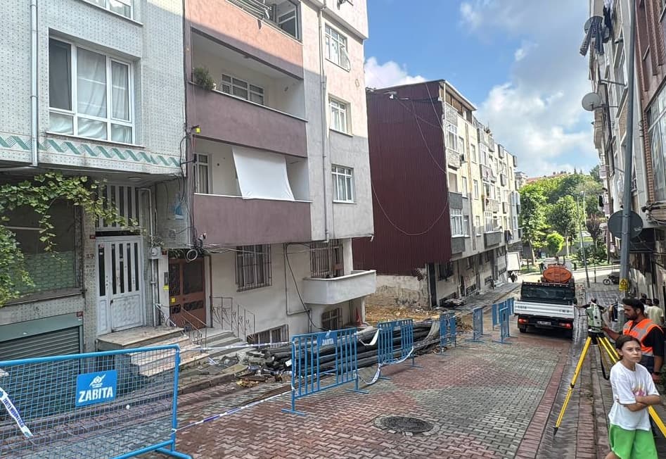 Sultangazi'de temel kazısı faciaya yol açtı: 4 bina tahliye edildi