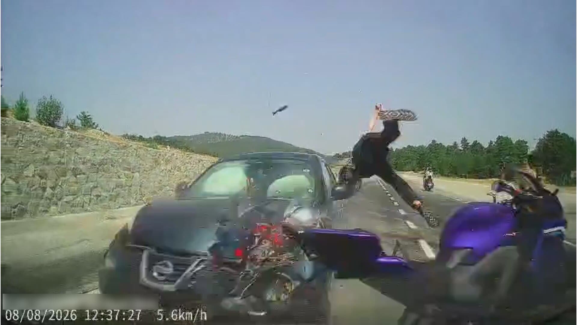 Kütahya'da otomobilin motosiklete arkadan çarptığı kaza kamerada