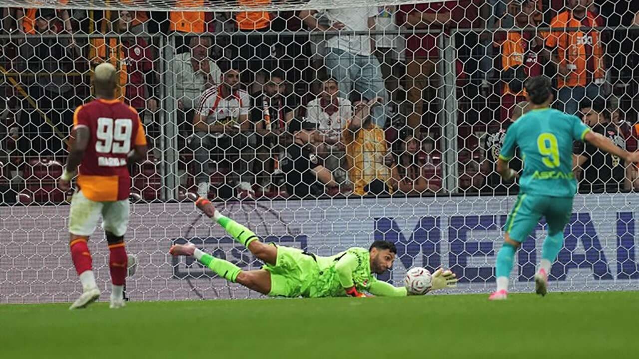 Galatasaray mağlubiyetinin ardından yönetime sert tepki: Taraftarlar stadyumu terk etti