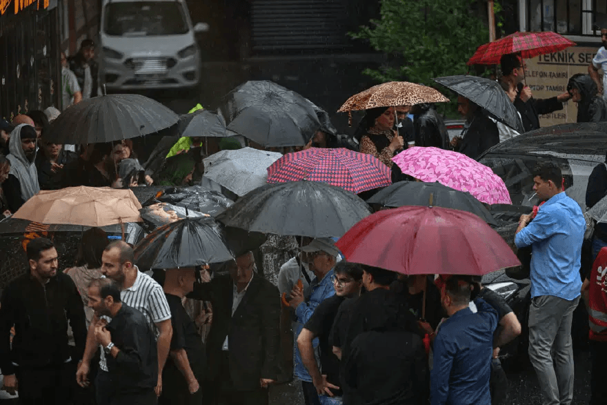Meteoroloji'den sağanak uyarısı: İstanbul'a beklenen yağış geliyor, 5 il için kuvvetli rüzgar alarmı