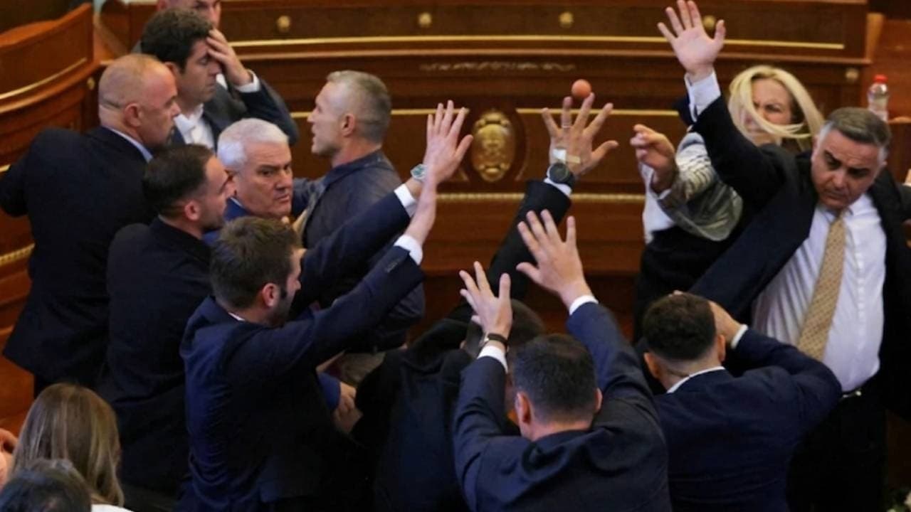 Milletvekili, Başbakan'a Yumurta Fırlattı