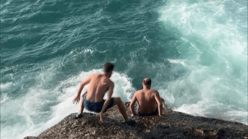 Karaburun’da "Lan boğuluyorum" diye yardım istedi, son anda kurtarıldı