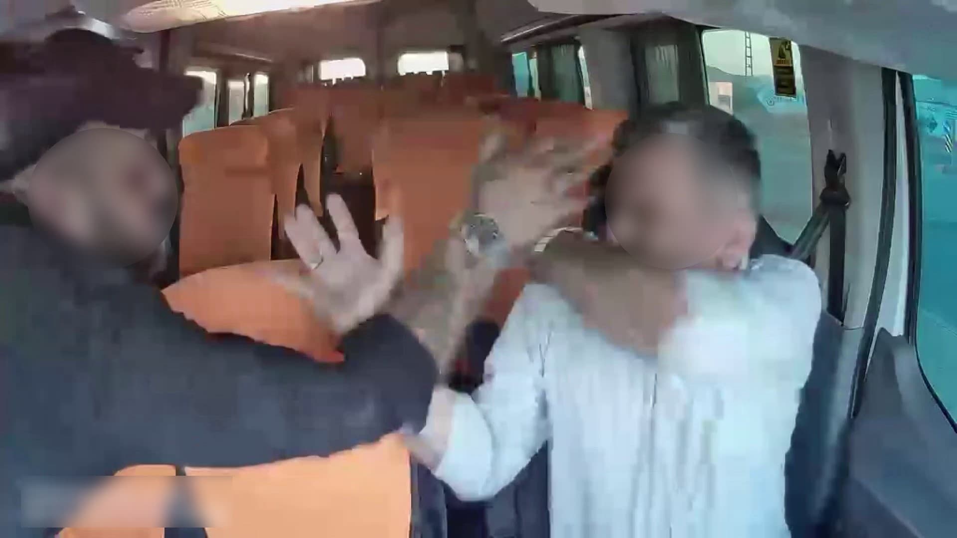 Adıyaman'da yol verme kavgası: Minibüs şoförüne linç girişimi kamerada
