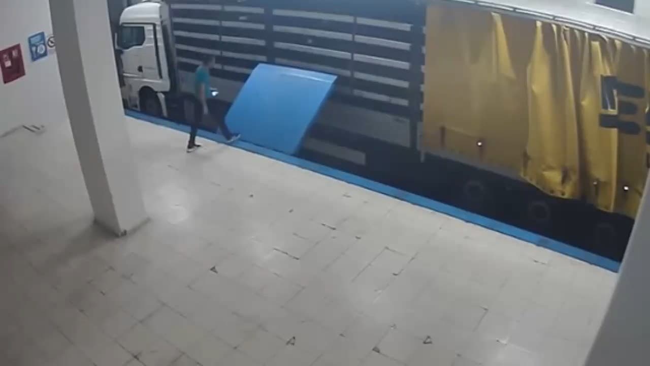İstanbul'da suç örgütü üyesi TIR dorsesinde yakalandı