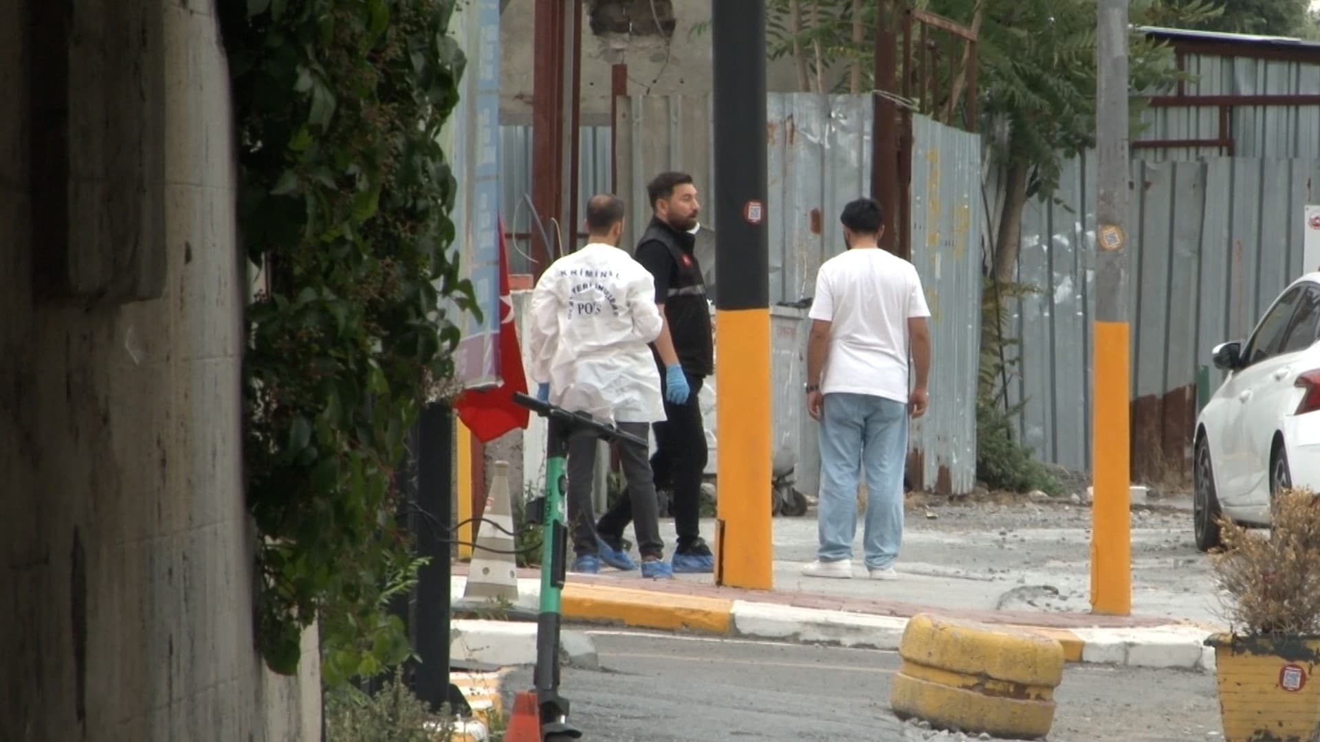 Fatih'te polise bıçaklı saldırı girişimi: Şüpheli bacağından vuruldu