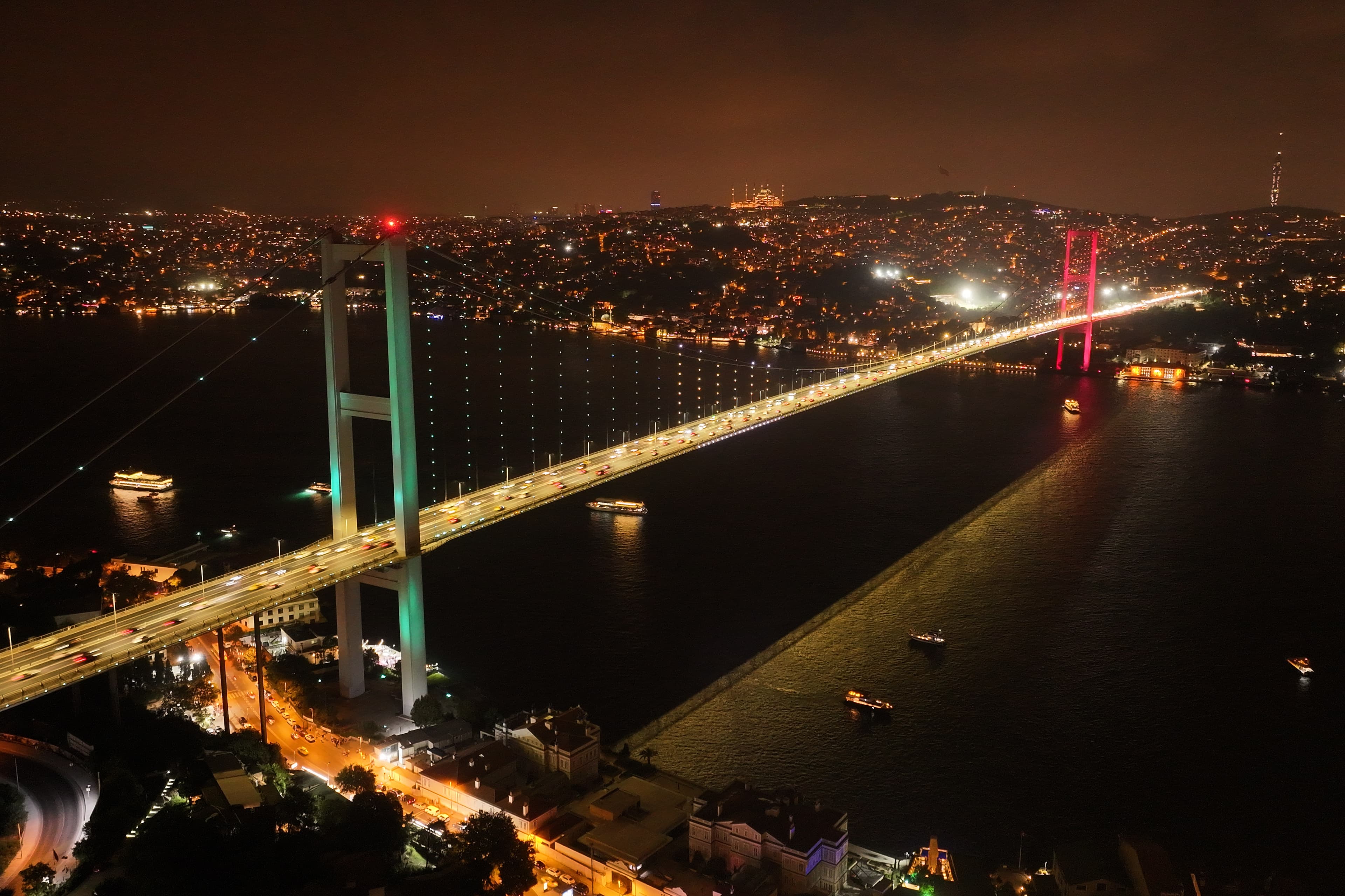 15 Temmuz Şehitler Köprüsü, İslam Ordusu Anlaşması İçin Bayrak Renkleriyle Aydınlatıldı