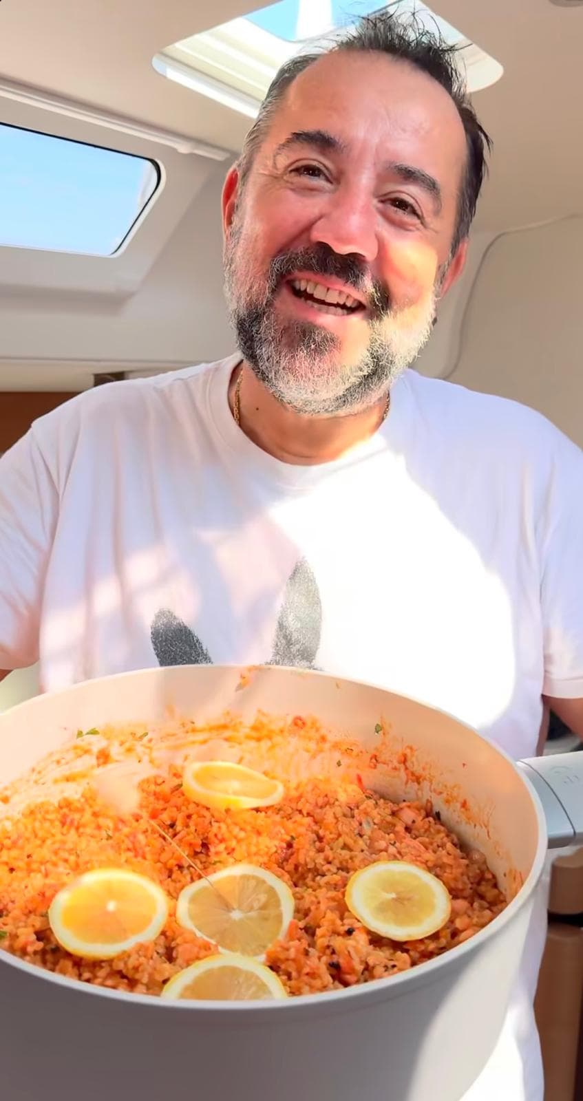 Ata Demirer mutfağa döndü: Ahtapotlu bulgur pilavı tarifi