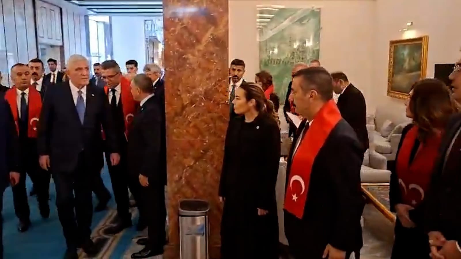 İYİ Parti Milletvekilleri Meclis Genel Kurulu'na Türk Bayraklarıyla Girdi