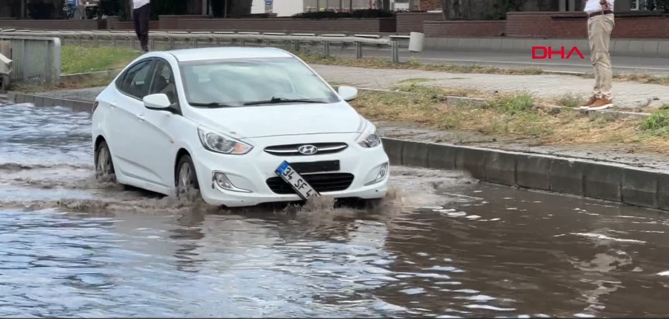 Samsun'da sağanak hayatı felç etti: Araçlar yollarda mahsur kaldı
