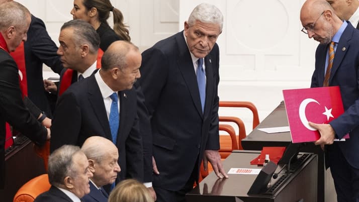 Meclis Genel Kurulu'nda soğuk rüzgar: Yan yana oturan iki isim tokalaşmadı