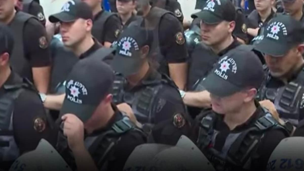 Gazilerin eyleminde duygusal anlar: Polis memuru gözyaşlarına engel olamadı