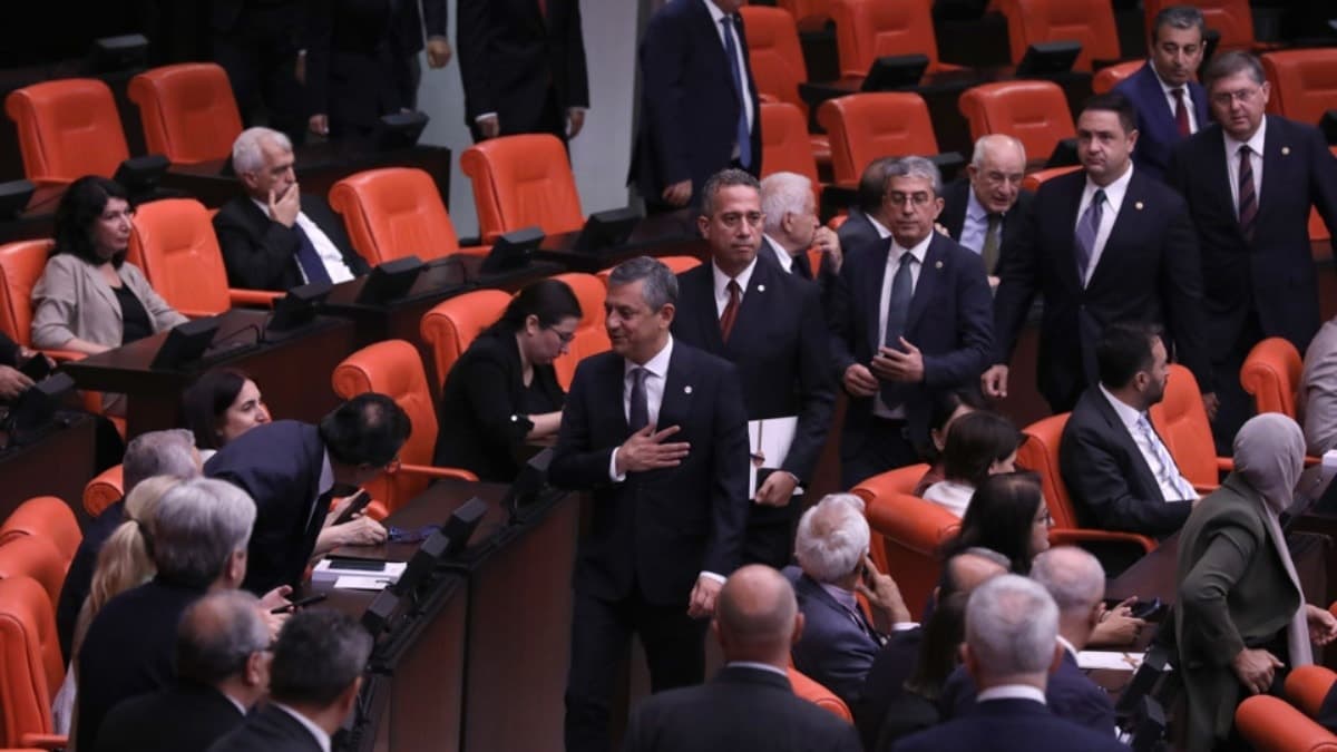 Özel'den vekillere kritik 'evet': Artık serbestsiniz