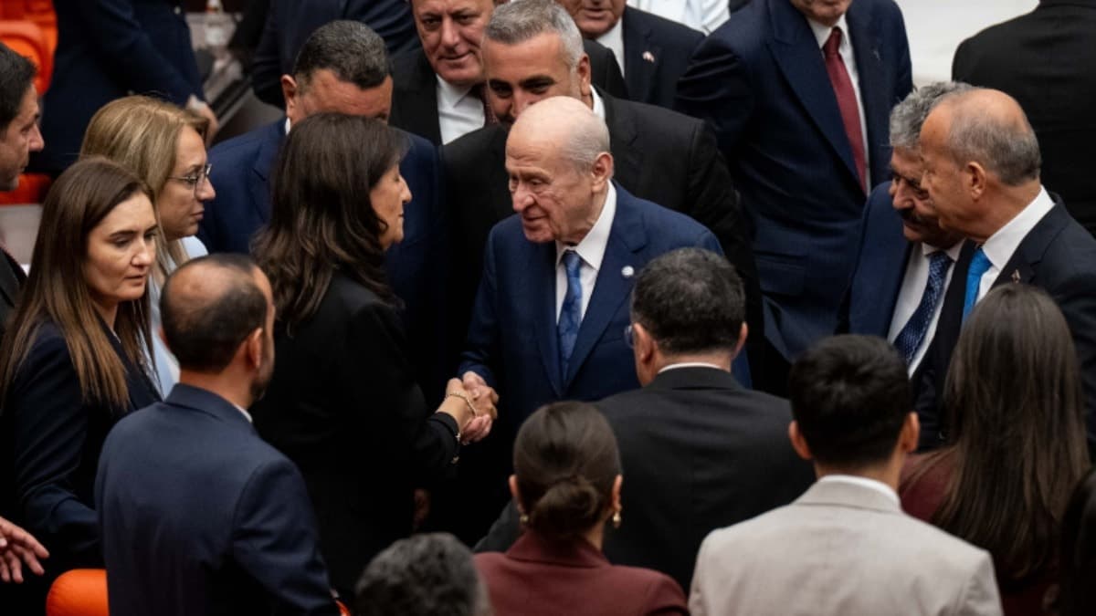 MHP lideri Bahçeli, oylama sonrasında zılgıtlarla protesto edildi