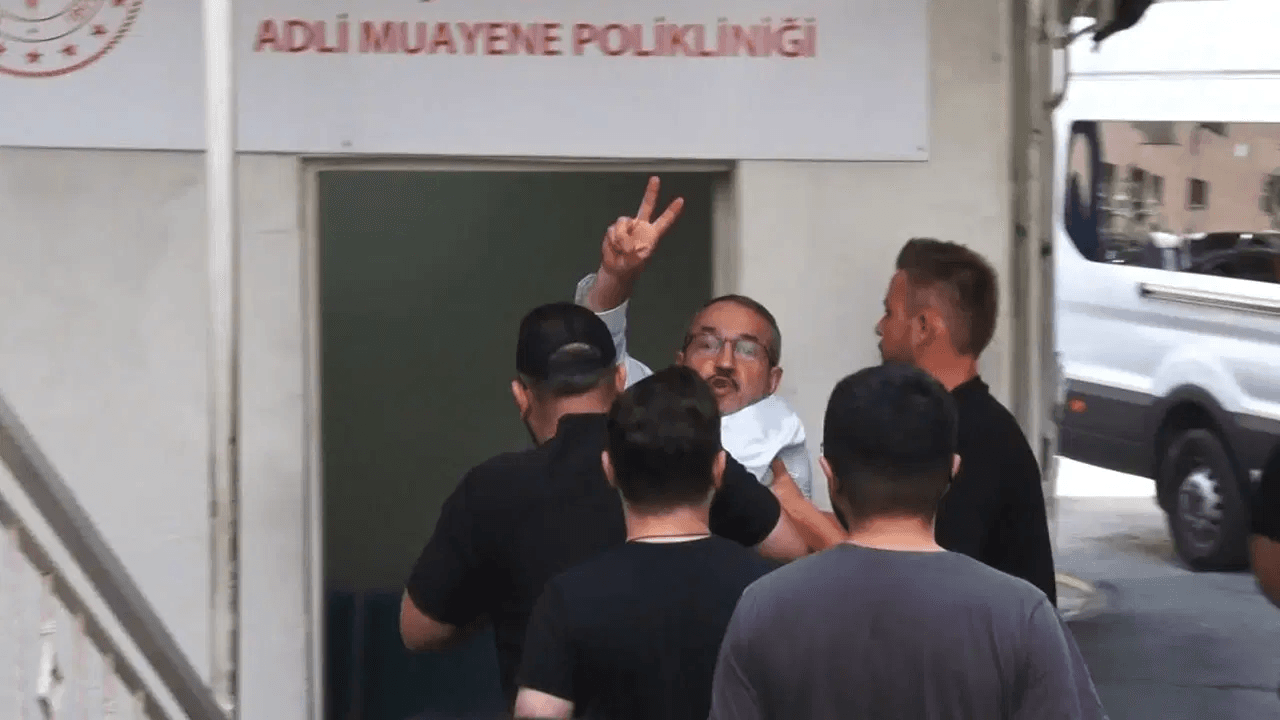 UltrAslan lideri adliyeye sevk edilirken "Sayın Öcalan'a Özgürlük"sloganı attı