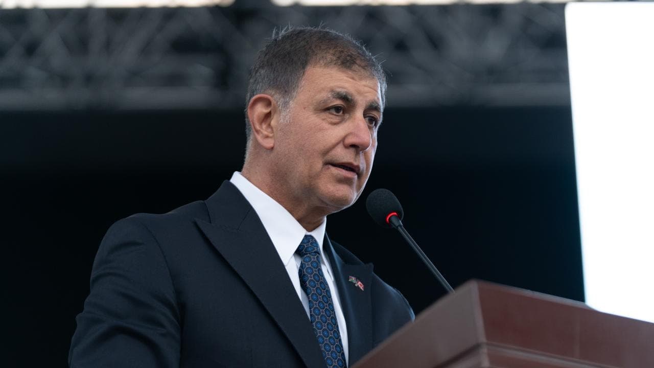AKP'ye geçeceği konuşulan Cemil Tugay, CHP grubuna geri döndü