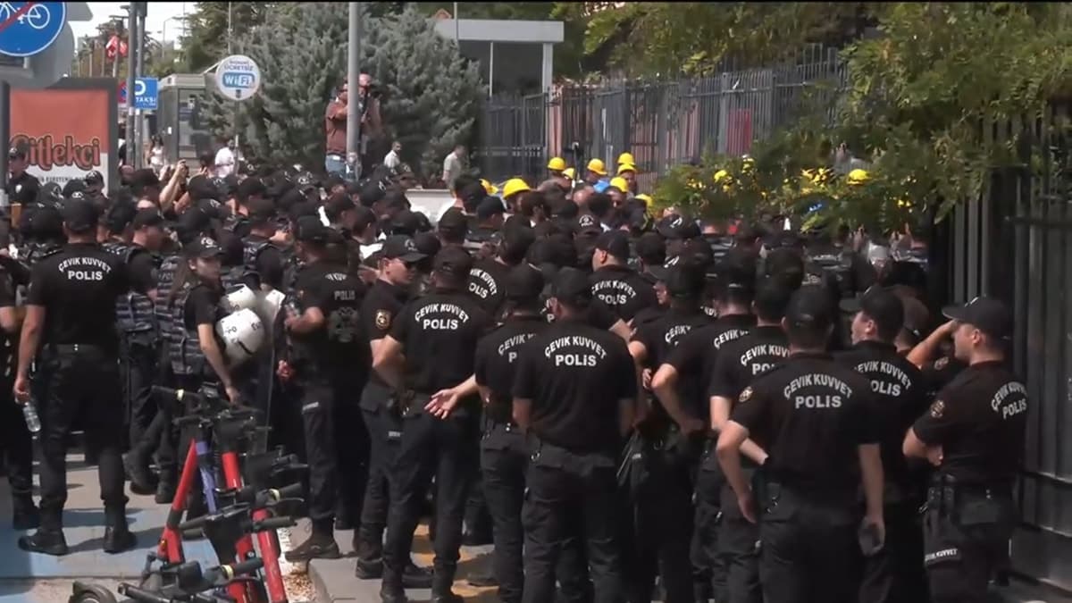 Spor işçileri bakanlık önünde: Yetkililerden ses yok