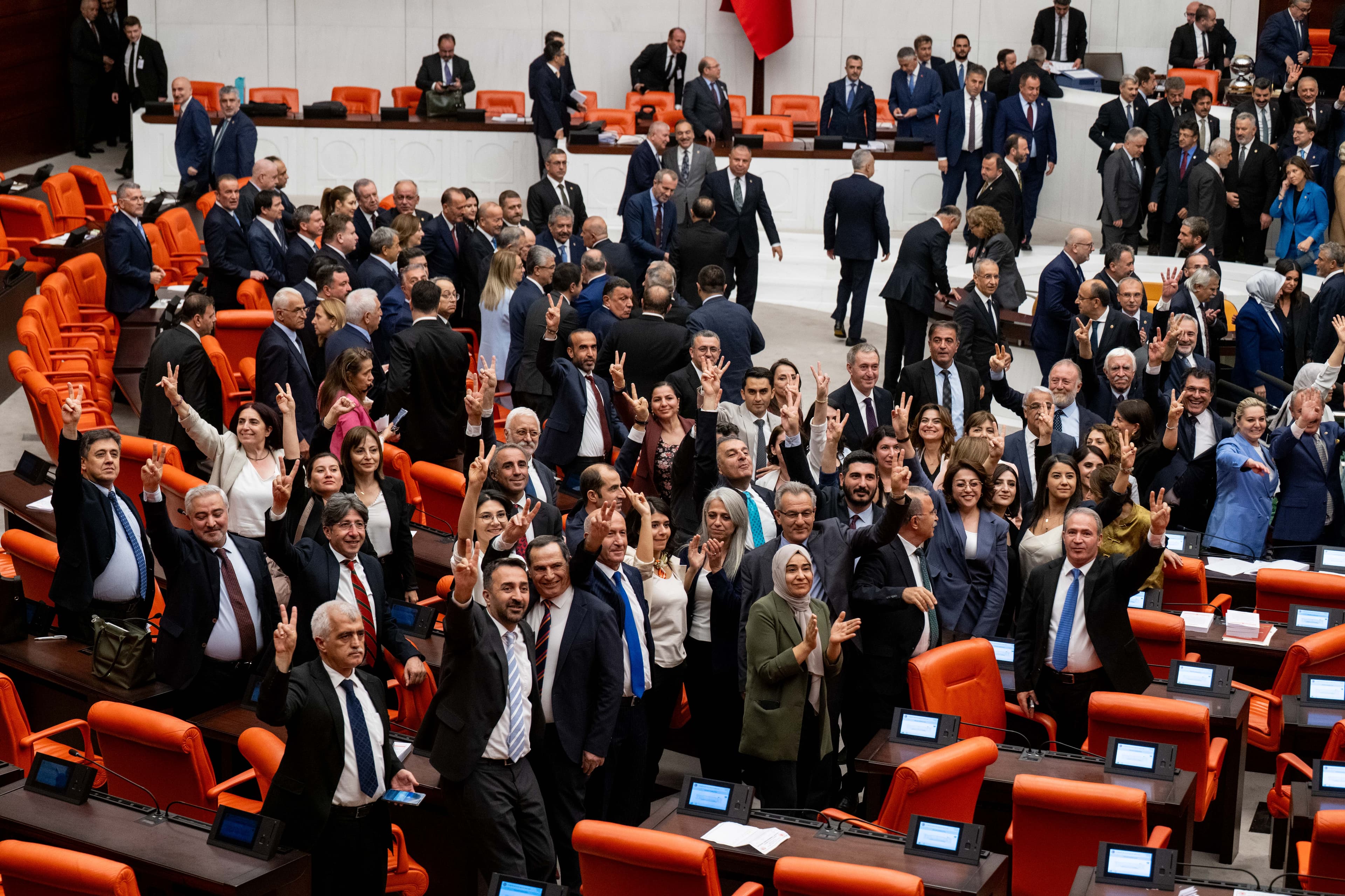 Çerçeve yasa Meclis'ten geçti: Oylamada dikkat çeken partiler ve isimler