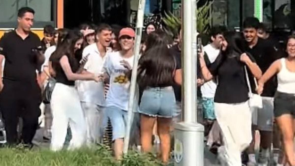 Adana'da TikTok çılgınlığı: Fotoğraf uğruna birbirlerini ezdiler