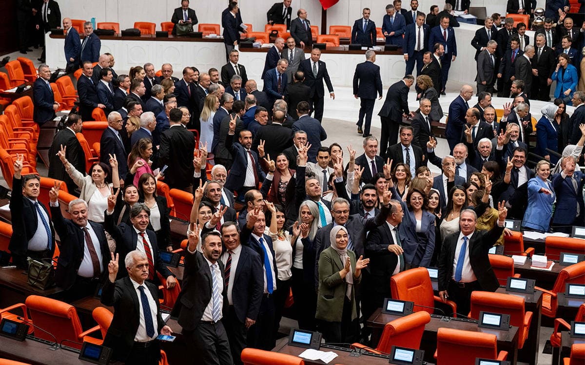 Meclis'te oylama sonrası gerginlik: AKP'den DEM Parti'ye sert sözler