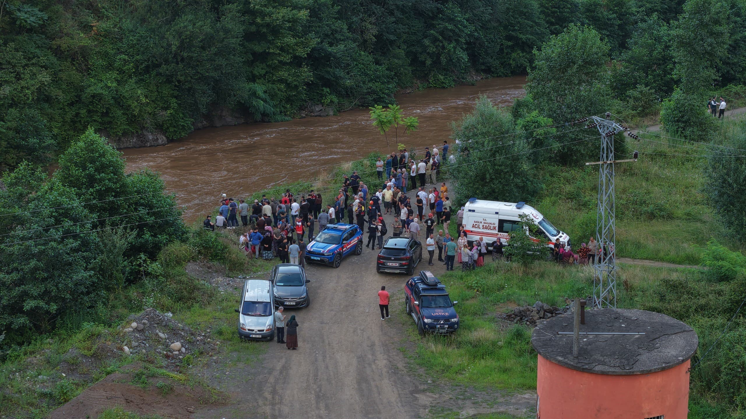 Giresun'da sel felaketi: Anne ile iki kızını kaybeden baba, eşinin sesini duyurmaya çalışıyor