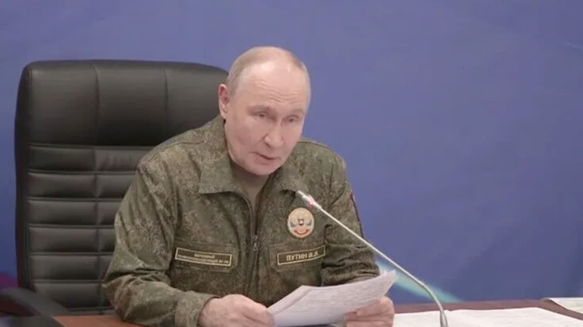 Putin kamuflaj üniformasıyla sahneye çıktı: Avrupa'yı ayağa kaldıran açıklama