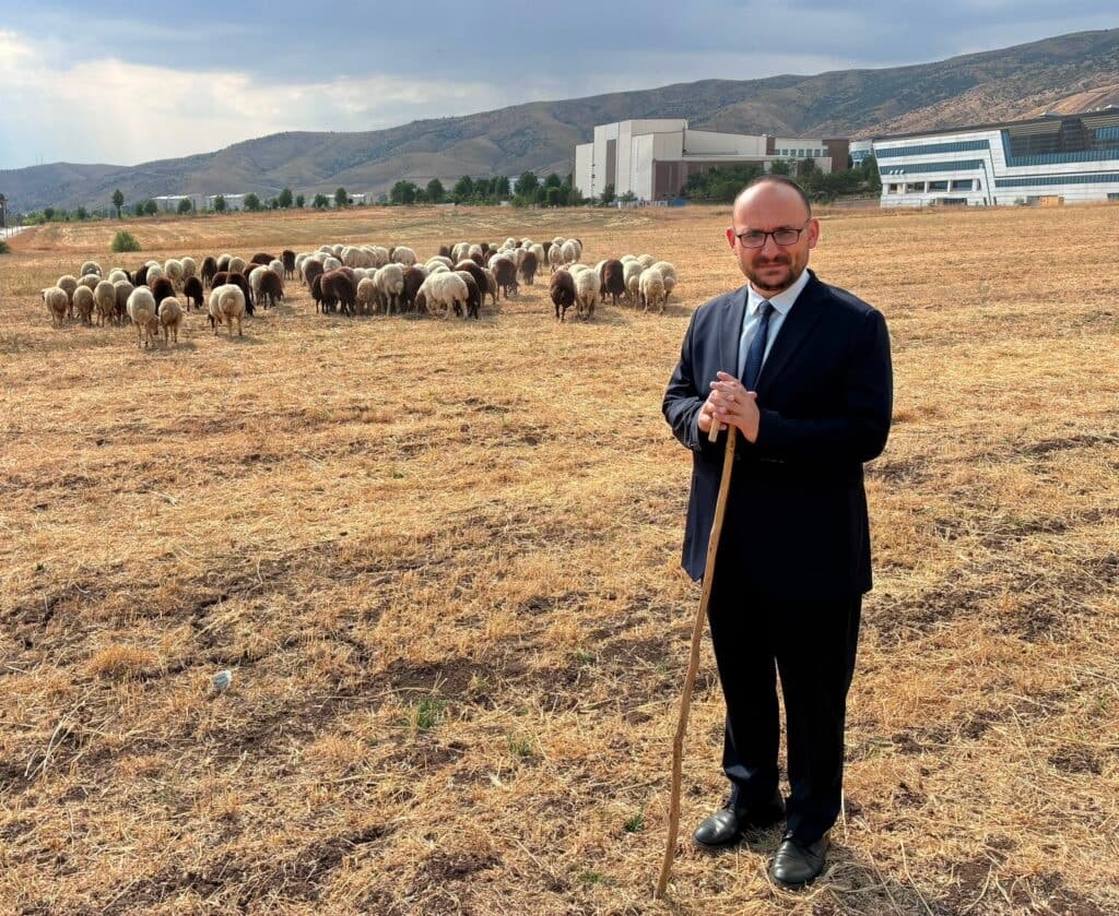 AKP'den rektöre tepki: Koyun fotoğrafının perde arkası gün yüzüne çıktı
