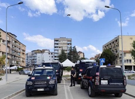NATO, Kosova'nın sembol noktasından geri adım atıyor: KFOR, Mitroviça köprüsündeki askeri varlığını azaltıyor