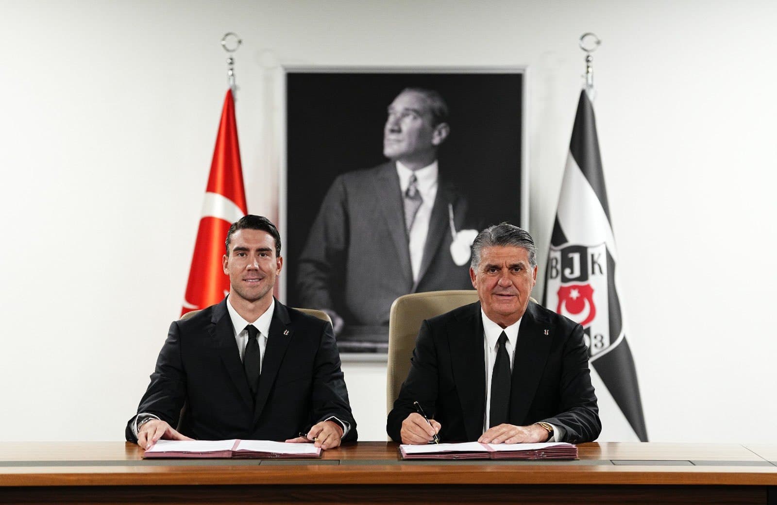 Vlahovic'ten Juventus'a 3 yıllık imza! Yeni maaşı dudak uçuklattı