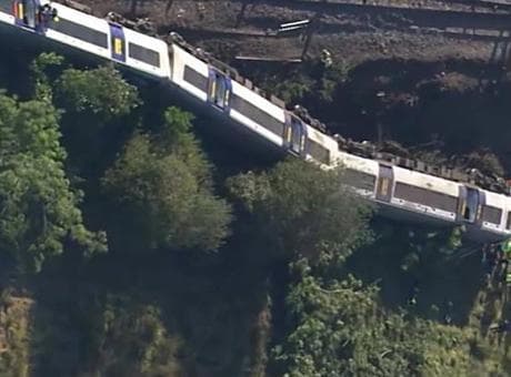 İngiltere'de yolcu treni kaza yaptı: 11 yolcu yaralandı, 2'sinin durumu ağır