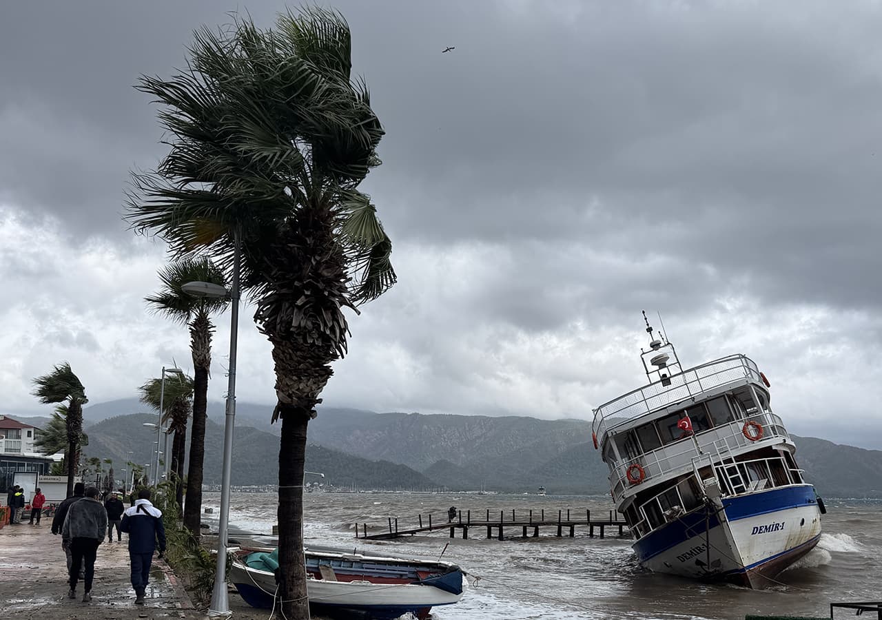 Karadeniz'de fırtına alarmı: 4 ilde denize giriş yasağı