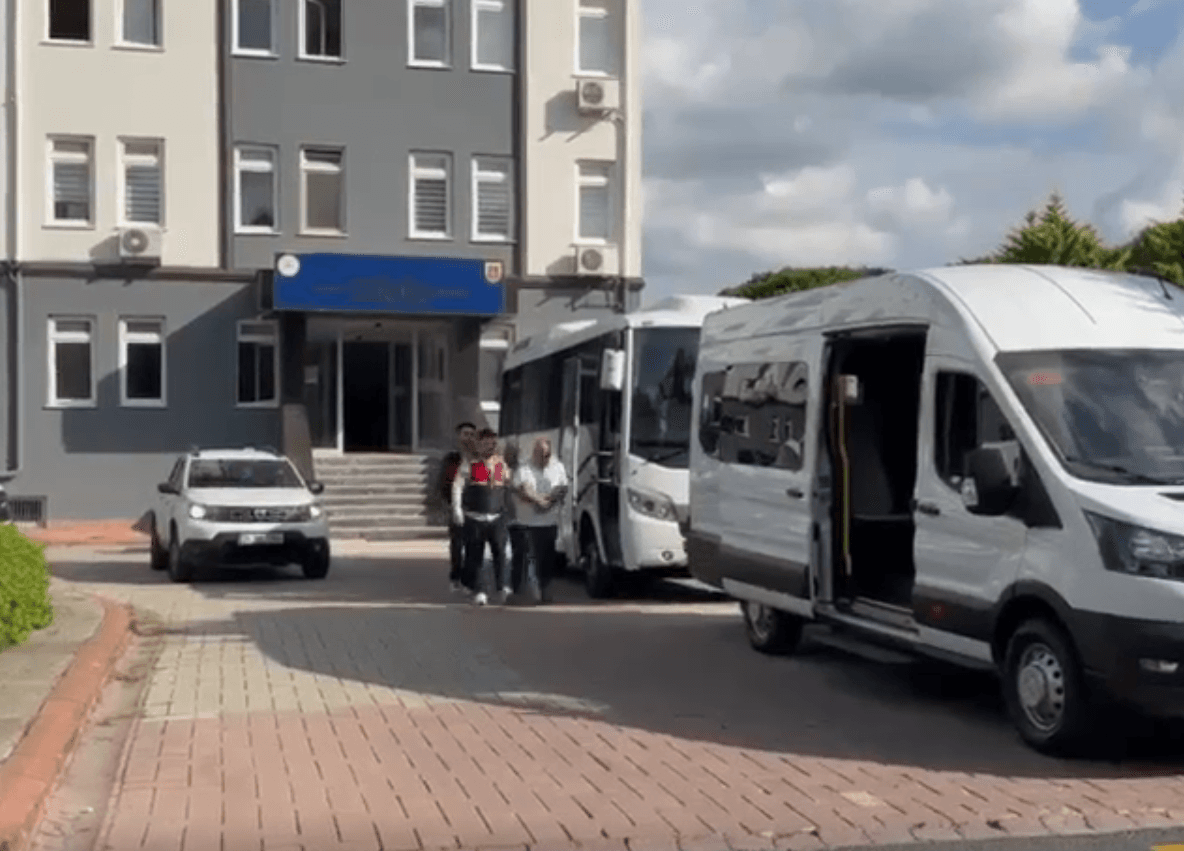 Kendilerini MİT'çi gibi tanıttılar: Bakan Gürlek'in adını kullanarak 5 milyonluk vurgun