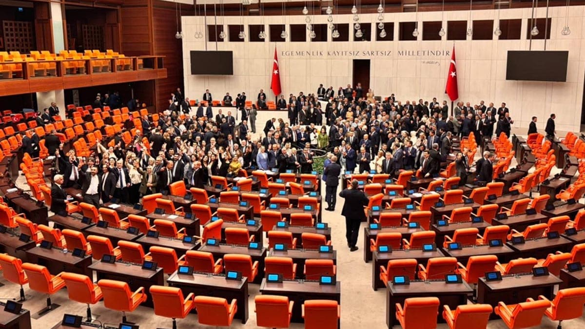 Sürpriz isim bugün AKP'ye katılırsa bir partinin Meclis'teki grubu düşüyor