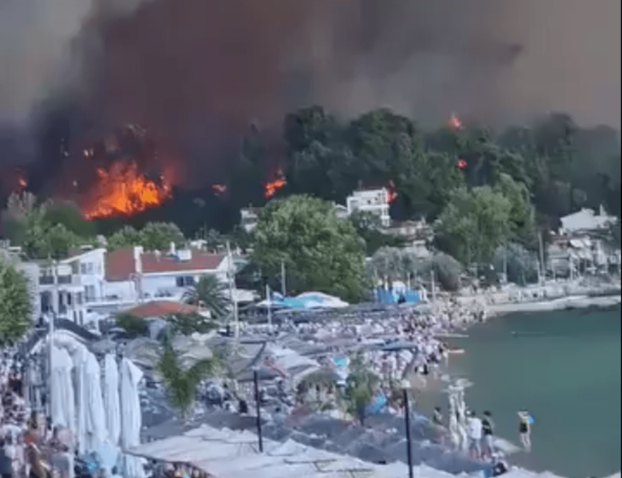 Akdeniz kıyılarında alev felaketi: 3 kilometrelik yangın sahili sardı, turistler gemilerle tahliye edildi