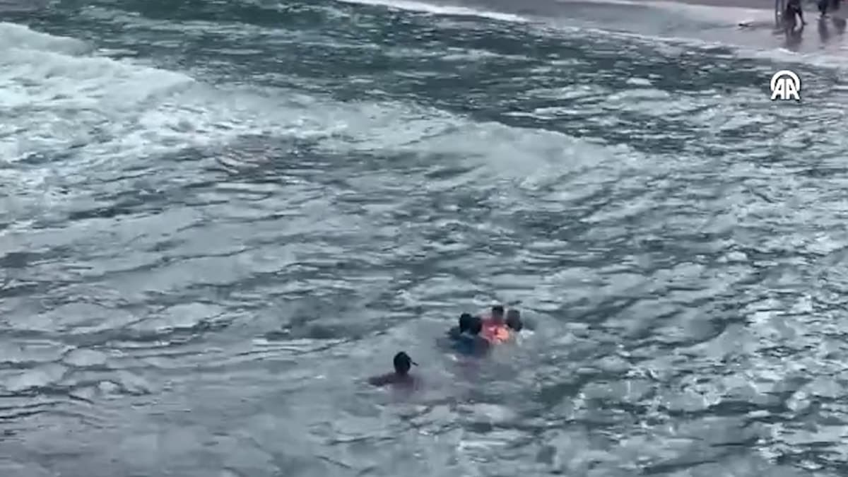 Yasak olmasına rağmen denize giren baba ve oğulları kurtarıldı