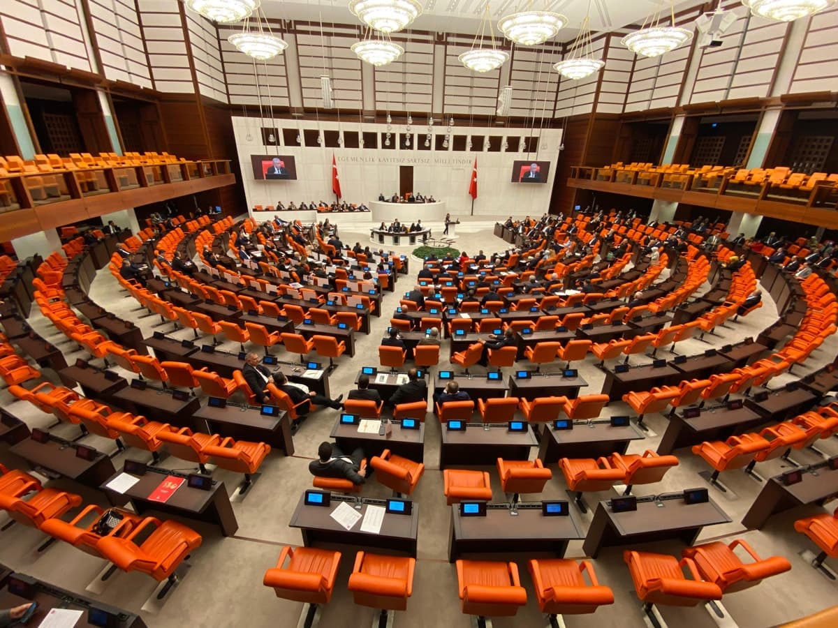 TBMM'de sandalye sayıları güncellendi: Yeni Yol'un durumu bir gitti bir geldi