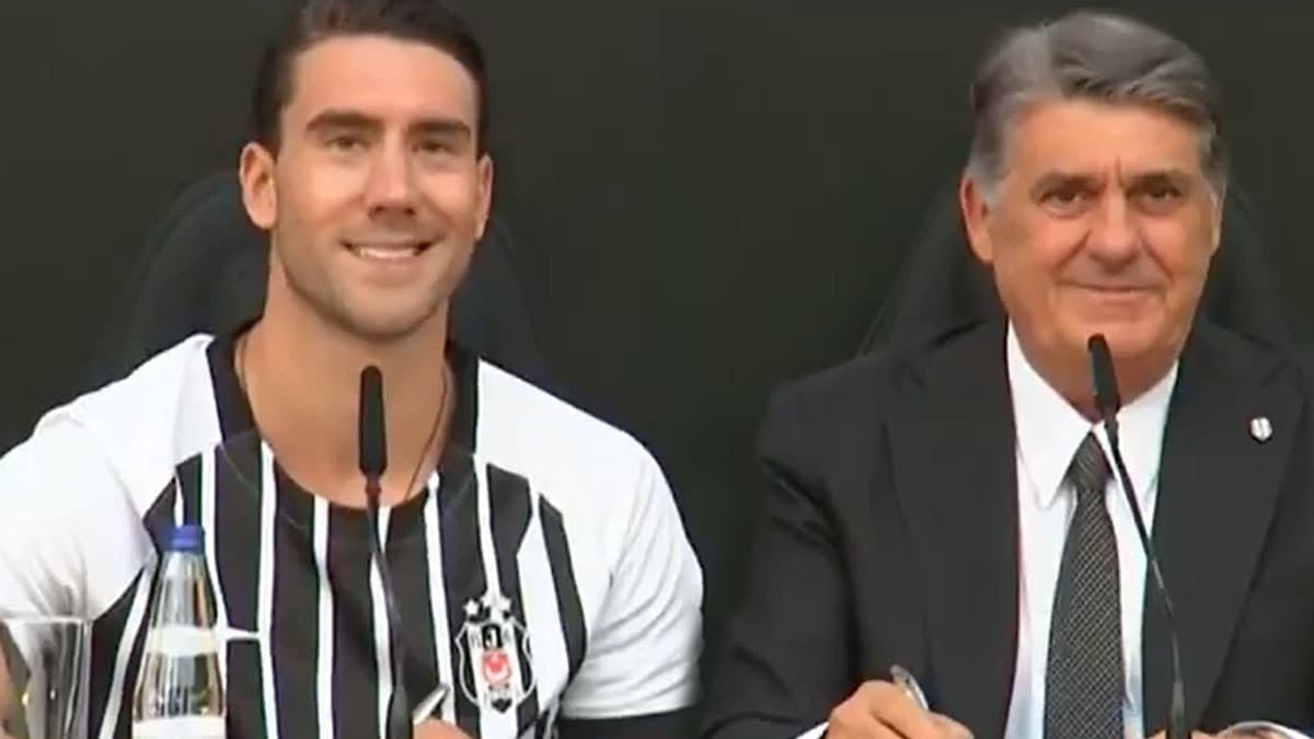 Vlahovic, Juventus'a imza töreninde taraftarları selamladı