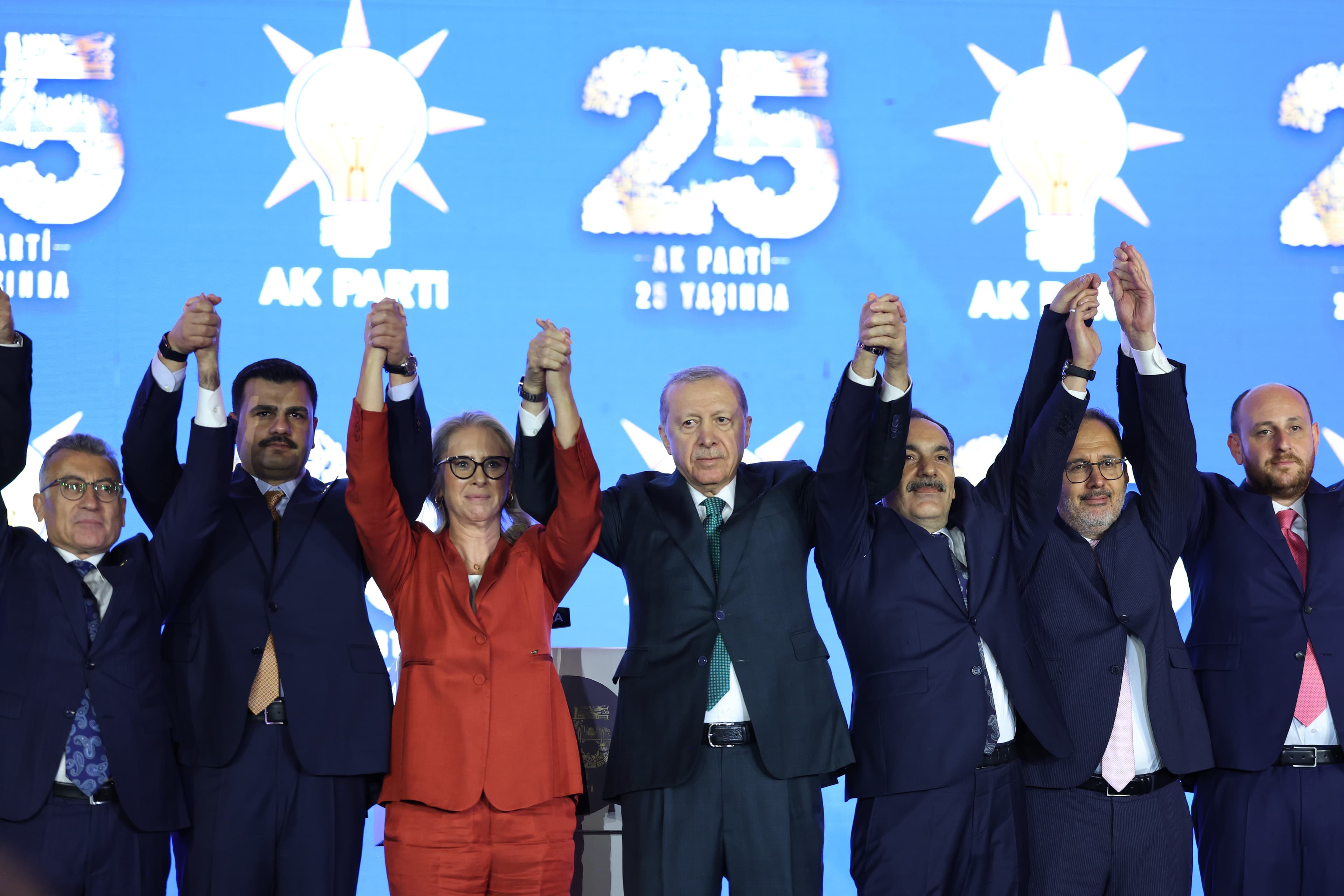 AK Parti'nin 25. yılına büyük katılım: 7 belediye başkanı ve 3 milletvekili rozetini taktı